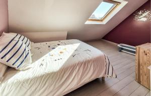 Maisons de vacances 3 Bedroom Lovely Home In Saint-Pabu : photos des chambres
