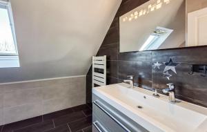 Maisons de vacances 3 Bedroom Lovely Home In Saint-Pabu : photos des chambres