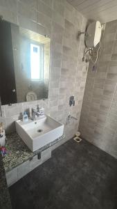 Luna Spaces -Bella Vista Near International airport IIT powaii