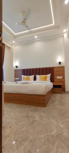 Lime Tree 1BHK Service Apartment Near Fortis Hospital Gurgaon