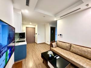 Deluxe Two Spacious Bedroom Apt, Nice View With Big Window In Vinhomes Green Bay