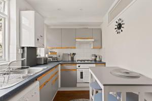 Two Bedroom by Brookland Stays Serviced Accommodation Short Lets Brighton & Hove with Free WiFi