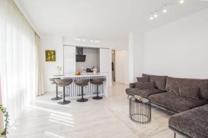 Luxury 2BR 10thFloor Mountain View Large Balcony Floor Heating New building Board Games Self Check-in Shopping Center 360 Tour Free Parking