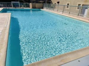 Villa club climatisée pour 4 personnes avec piscine accessible de mai à septembre