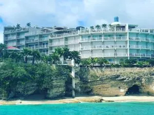 Tranquil Oceanside: Pools & Direct Beach Access - Lowlands