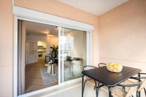 ApoloXIX between beach and harbour