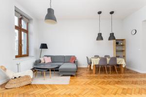 Dietla Avenue Charm Apartment by BookingHost