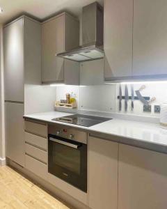 Beautiful bright 3-bed home next to station