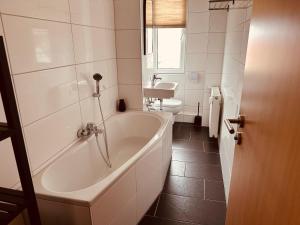 Senfzimmer mit Balkon