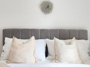 Romantic 3 Bedroom Apartment 150m from the beach & free parking spot