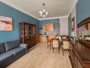 Modern Cozy Apartment by Ruterra