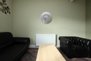 Modern Comfort 4 Bedrooms and Great Location