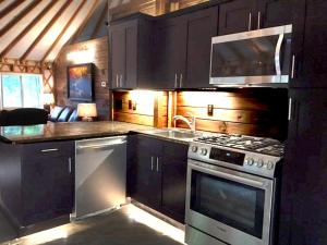 Stunning Yurt with Magnificent Creek Views in Topton, North Carolina