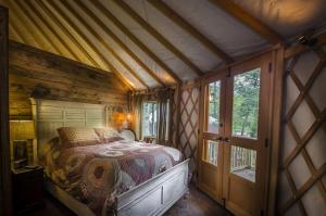 Stunning Yurt with Magnificent Creek Views in Topton, North Carolina