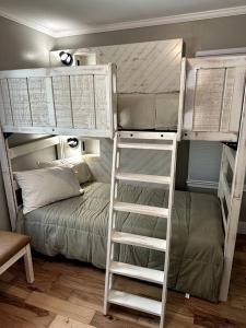 Beautiful Fully Furnished Cabin with Hot-Tub and Game Room in Gatlinburg, Tennesse