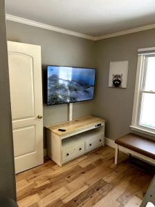 Beautiful Fully Furnished Cabin with Hot-Tub and Game Room in Gatlinburg, Tennesse