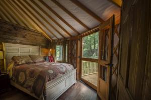 Creekside Secluded Yurt with Jacuzzi in Topton, North Carolina