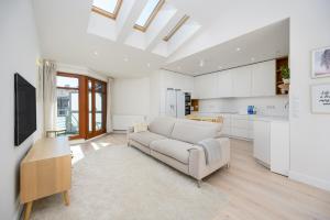 Classy White by OneApartments