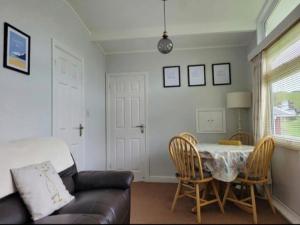 Cosy Chalet, Seasonal Pool & Play Park Llansteffan