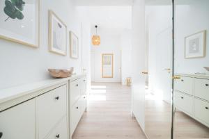 Classy White by OneApartments