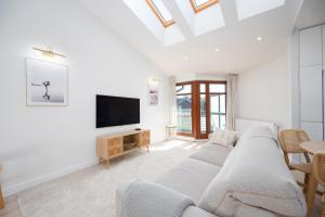 Classy White by OneApartments