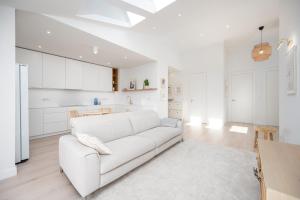 Classy White by OneApartments