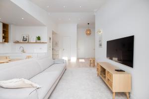 Classy White by OneApartments