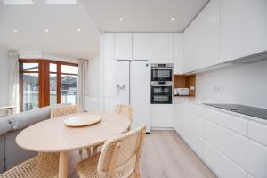 Classy White by OneApartments