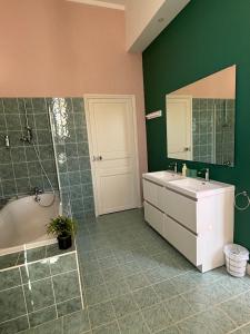 B&B / Chambres d'hotes Chambre d'hote double 2 au Chateau Lavalade : photos des chambres