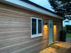 Y Caban-The Cabin-1 Bed-Sleeps 2-Parking-Fast Wifi - Trostre