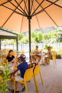 Campings Camping La Grand-Terre 4 etoiles - Linge de maison inclus - Clim - TV - Plancha - Lave-vaisselle - 4 personnes 2 chambres : photos des chambres