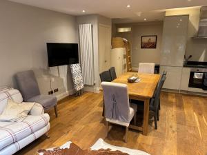 Spacious flat with south facing garden