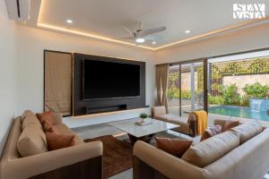 StayVista at Daisy Dell with Pool, Gazebo, Wi-Fi