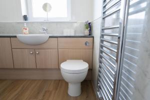 Derry House - Spacious 3 bed house with parking in Aberdeen