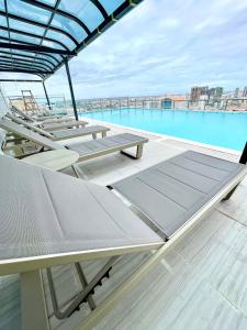 SkyPool Condo - Apartments Free Laundry