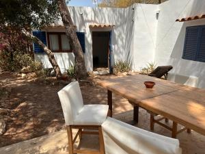 Studio Migjorn, immerso nel verde a pochi passi dal mare