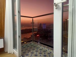 Suri Rosy Ha long- Luxury 2BM Apartment with Sea view