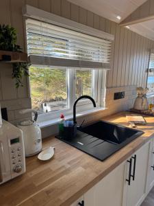 coastal view shepherds hut with hot tub