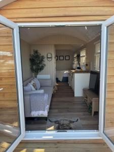 coastal view shepherds hut with hot tub