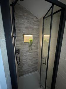 coastal view shepherds hut with hot tub