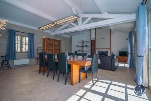 Maisons de vacances Maison en pierre avec piscine a Barjac, 16 personnes : photos des chambres