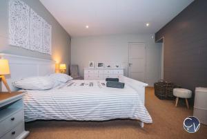 Maisons de vacances Maison en pierre avec piscine a Barjac, 16 personnes : photos des chambres