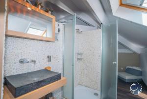 Maisons de vacances Maison en pierre avec piscine a Barjac, 16 personnes : photos des chambres