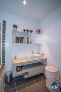 Maisons de vacances Maison en pierre avec piscine a Barjac, 16 personnes : photos des chambres