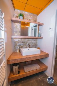 Maisons de vacances Maison en pierre avec piscine a Barjac, 16 personnes : photos des chambres