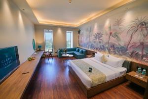 Clarks Safari Haridwar