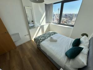 Two Bedroom City View Apartment Liverpool by StaySavvy Accommodation