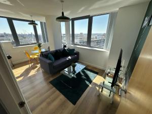 Two Bedroom City View Apartment Liverpool by StaySavvy Accommodation