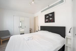 Perfectly situated 2BR apartment near the beach