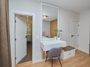 n17 Garden - Parking - WorkDesk - Blackout Rolls- Netflix - Wash&Dry